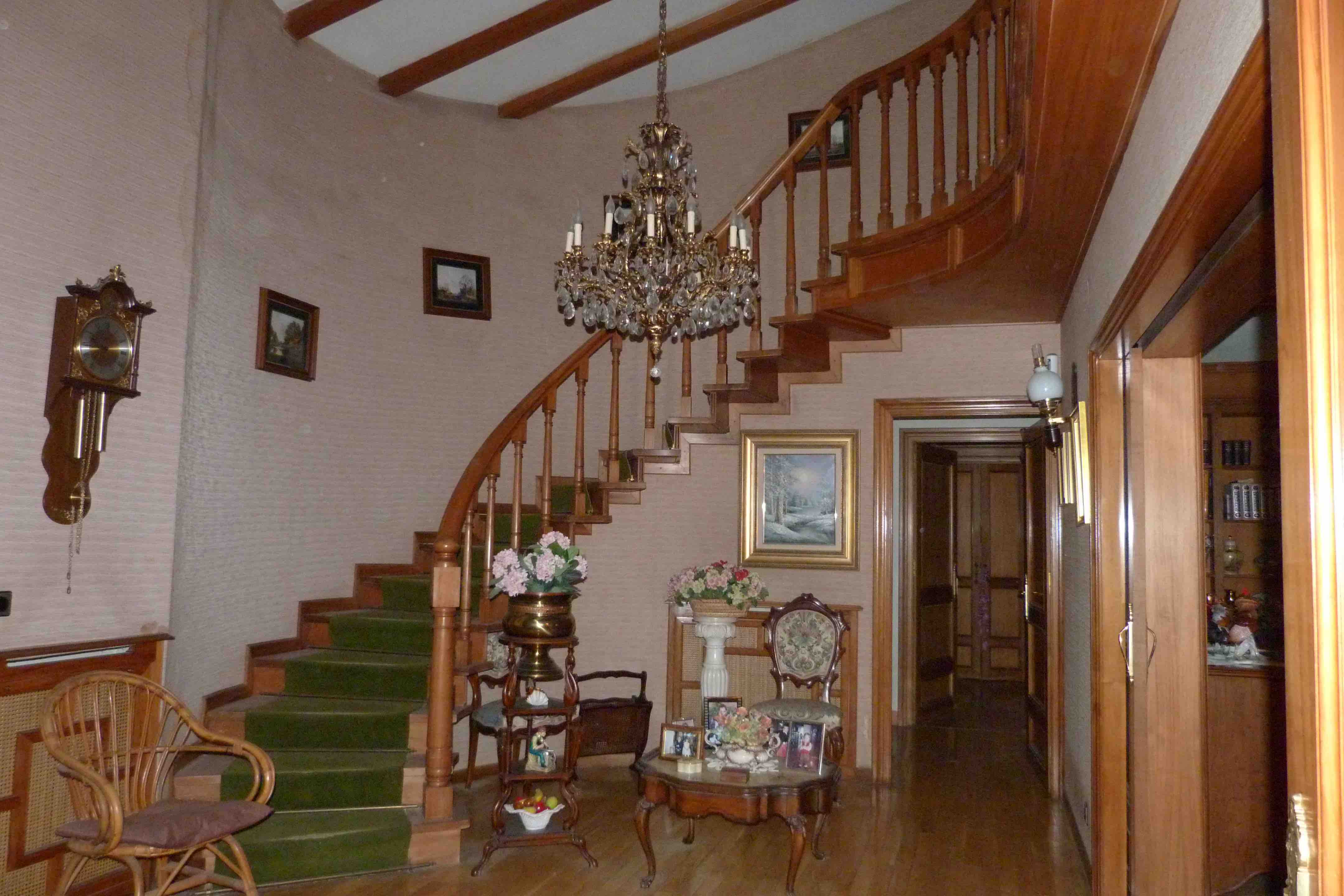 Escalera circular de madera noble