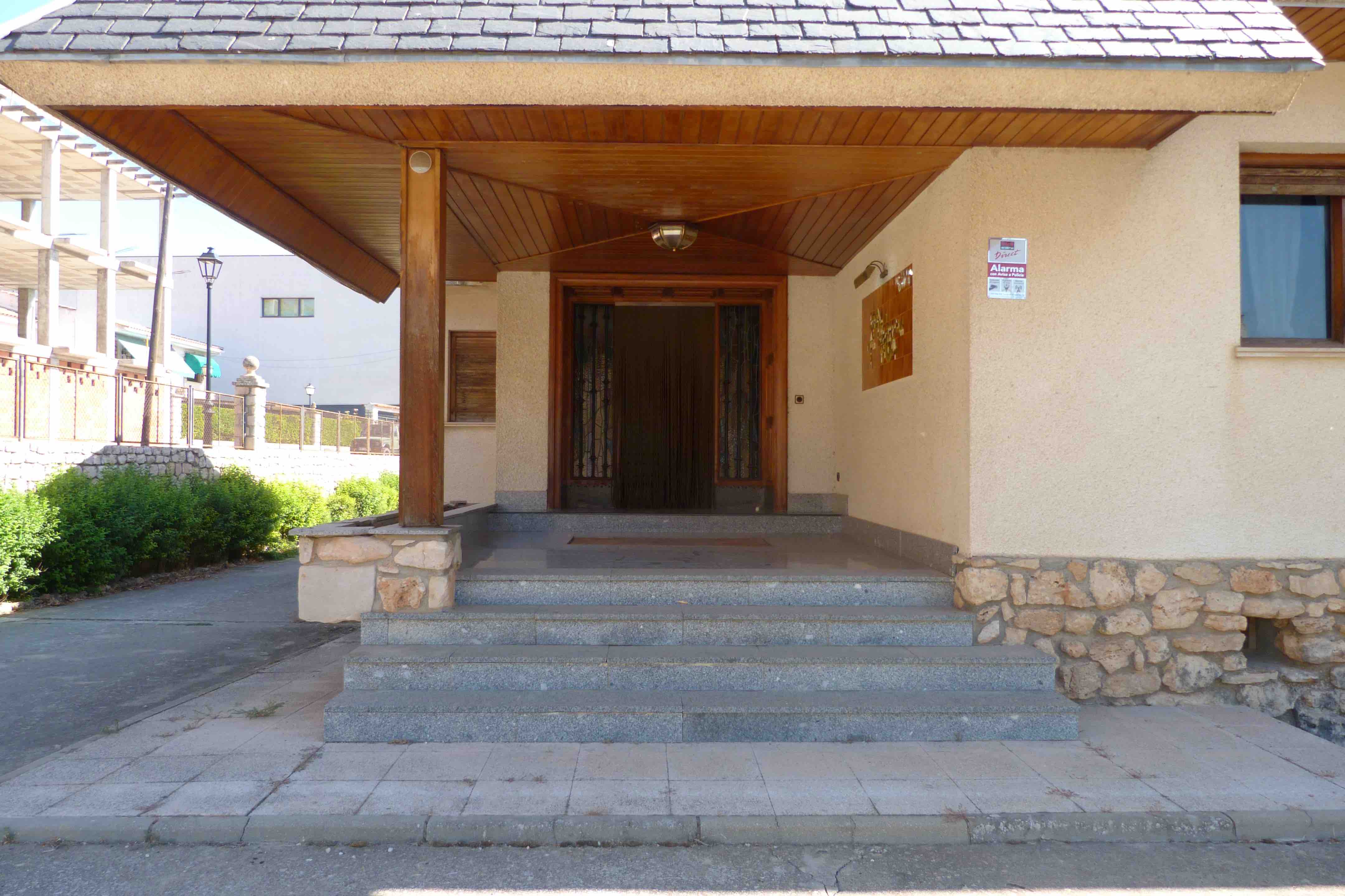 Entrada principal con porche de madera