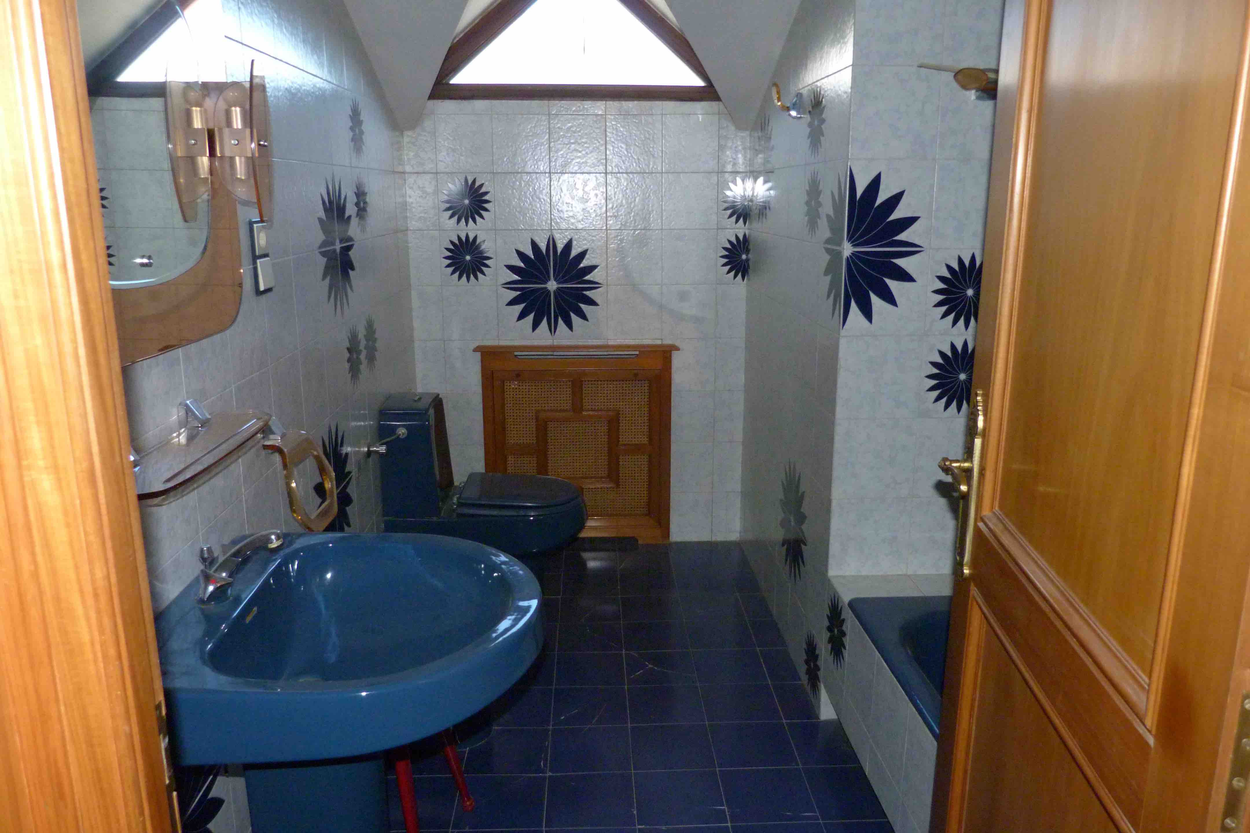 Baño azul singular