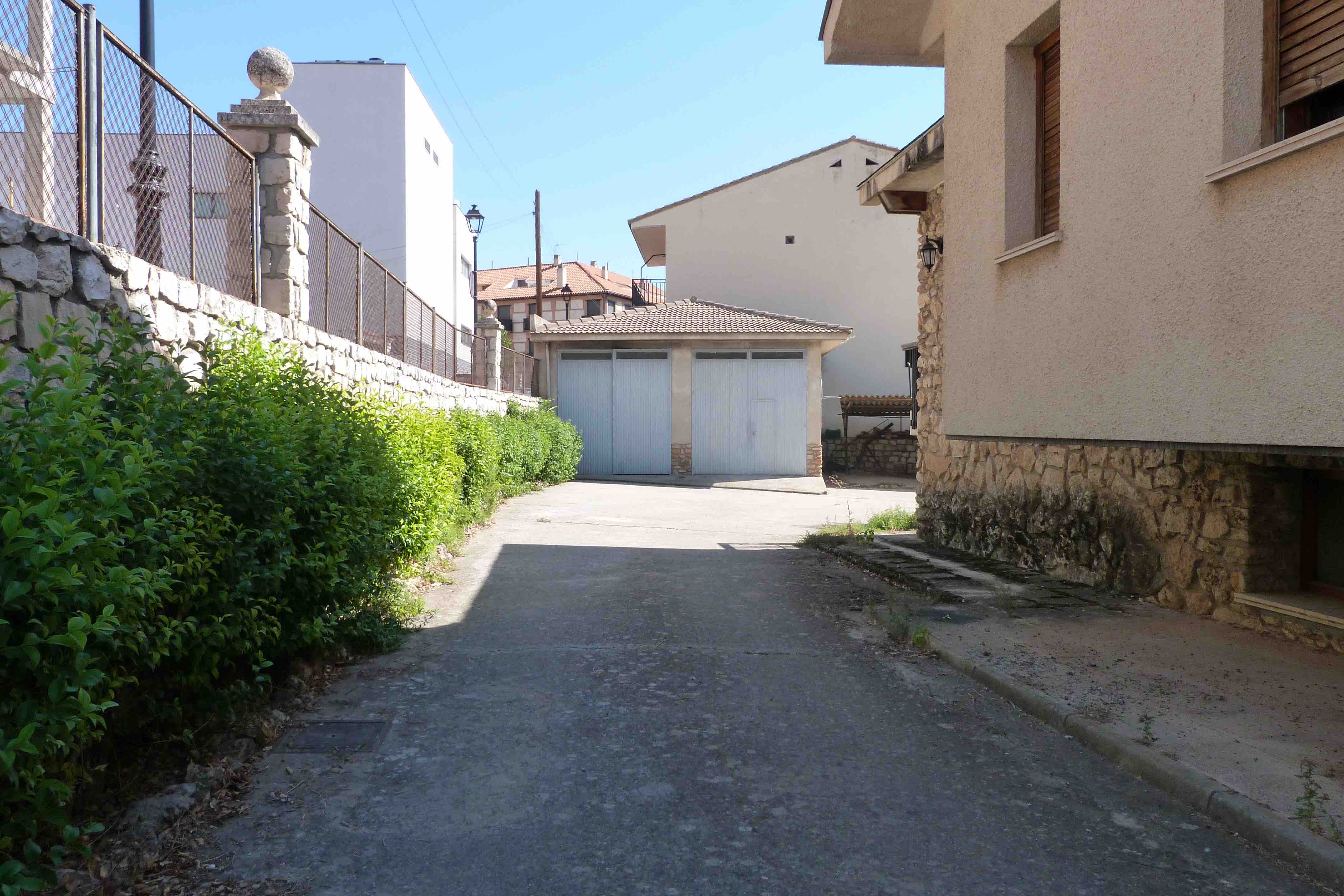 Acceso y garaje exterior