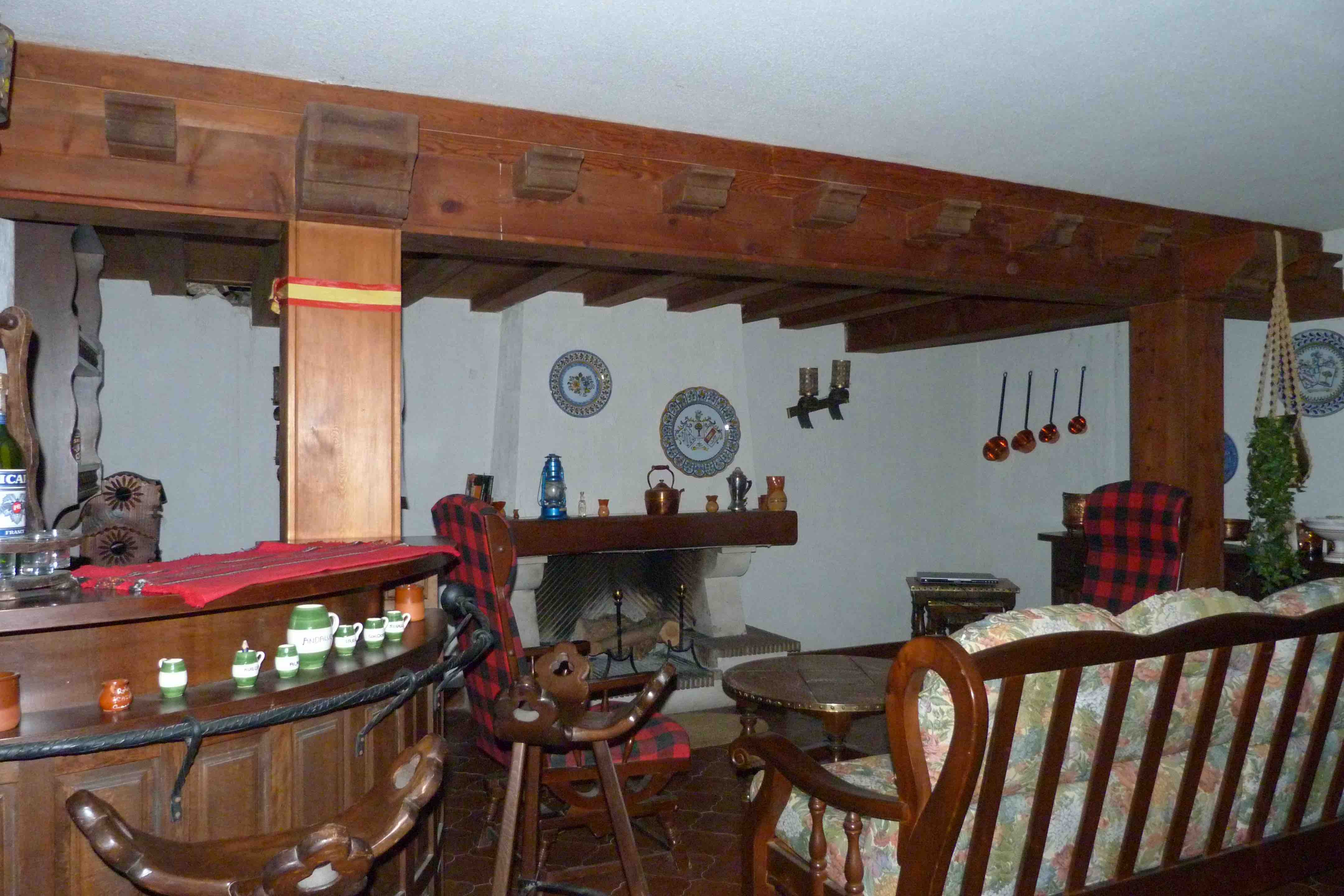 Bodega con barra de bar y chimenea