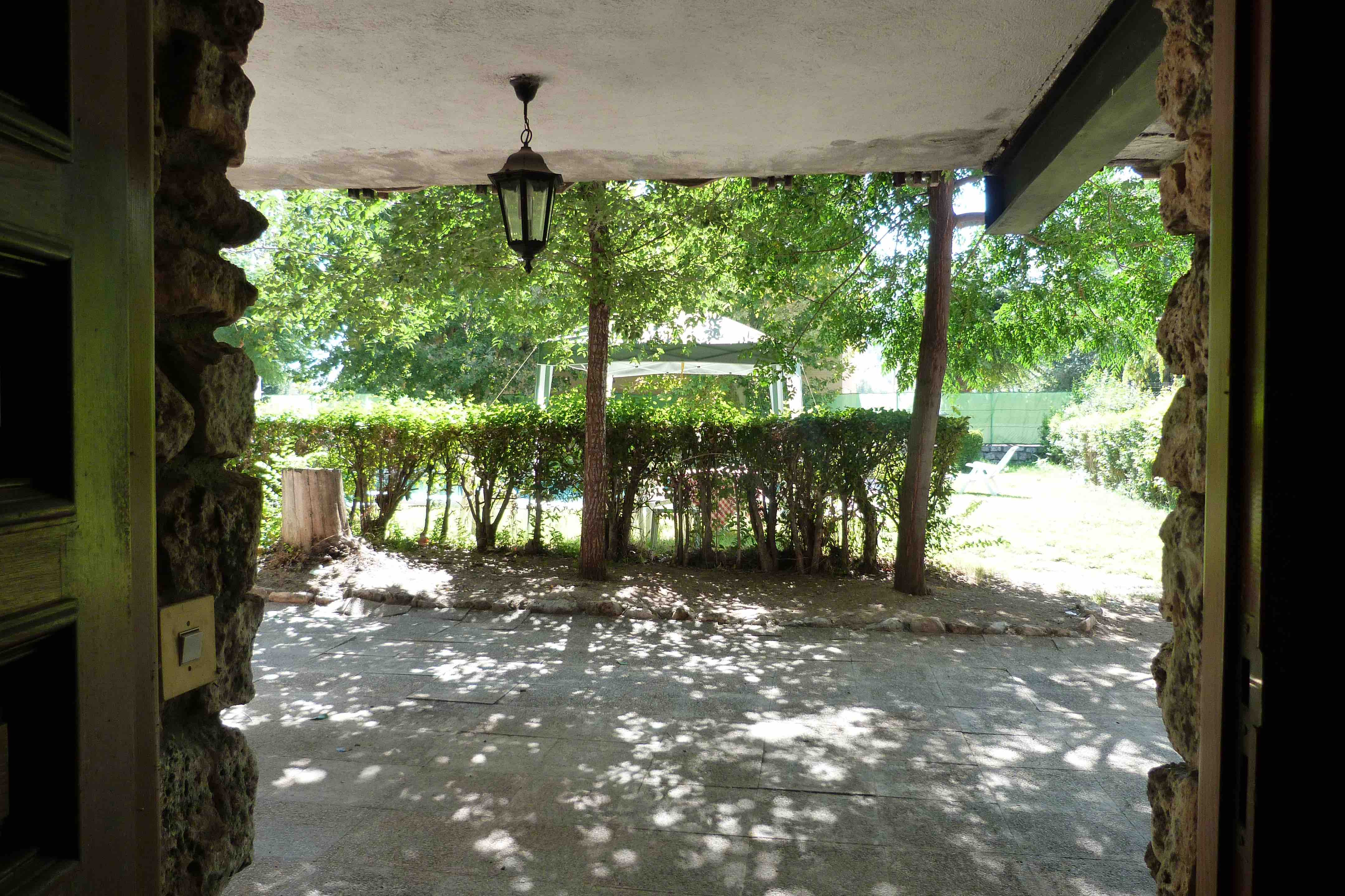 Porche de piedra con jardín