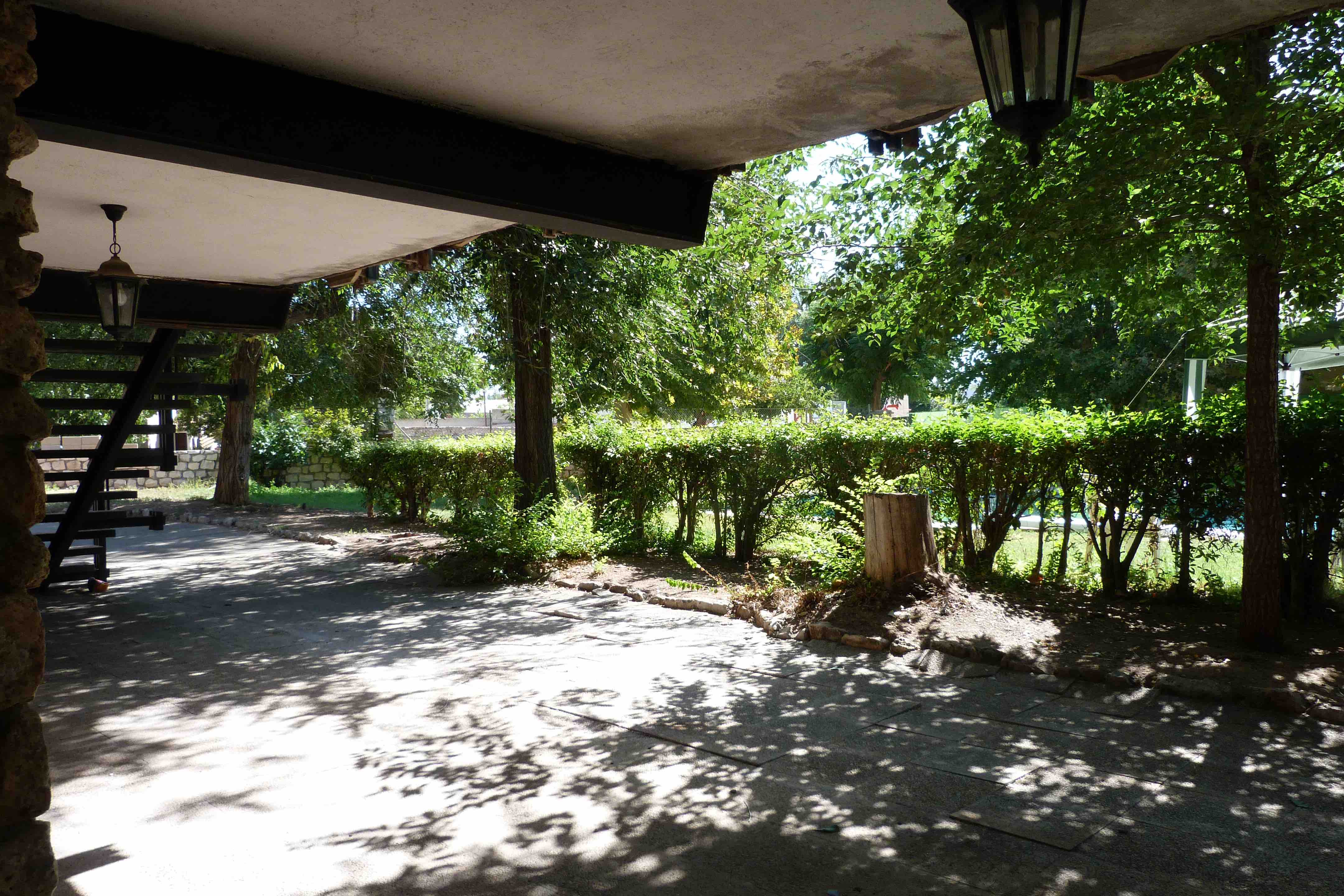 Terraza cubierta con jardín